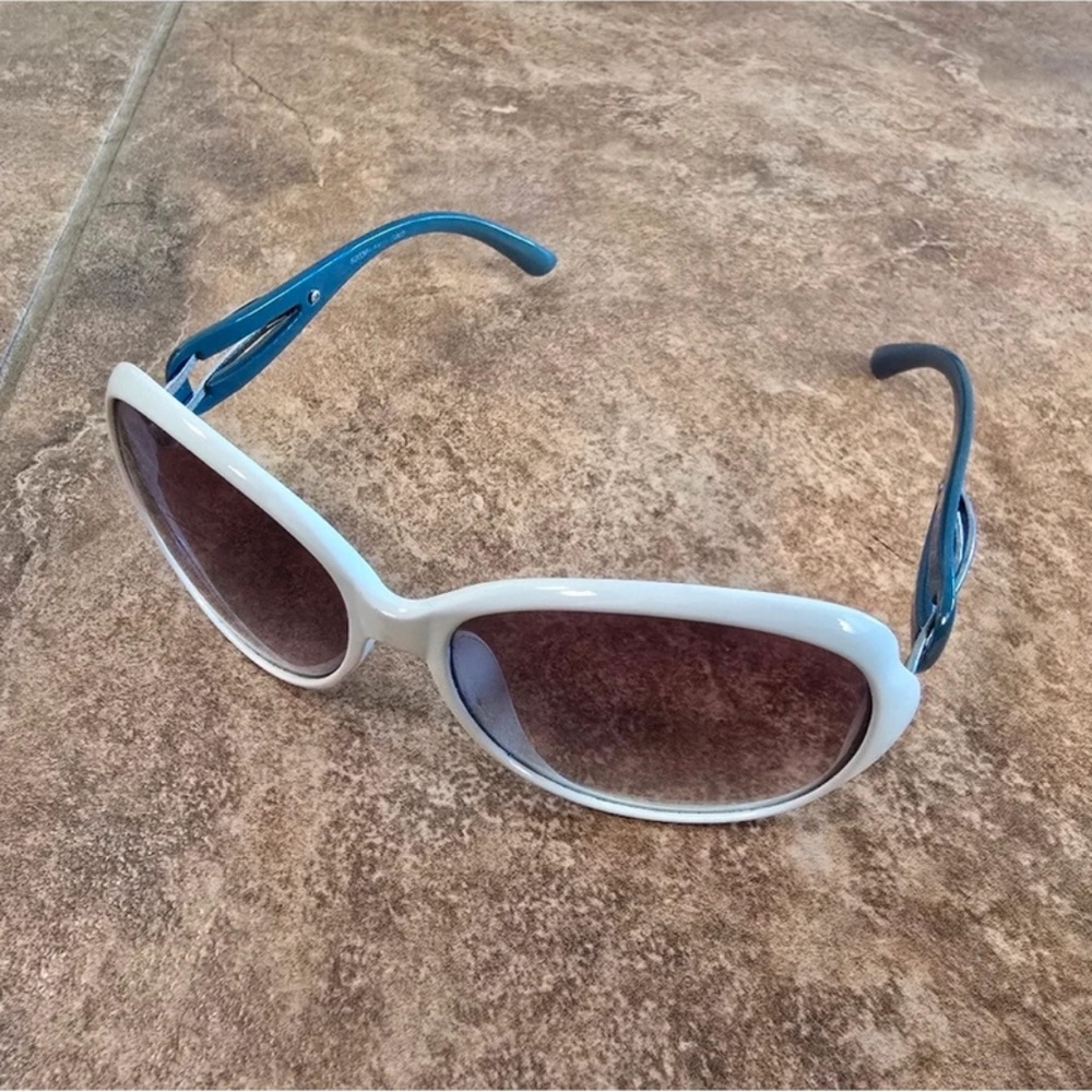 Chic White and Blue Women's Sunglasses